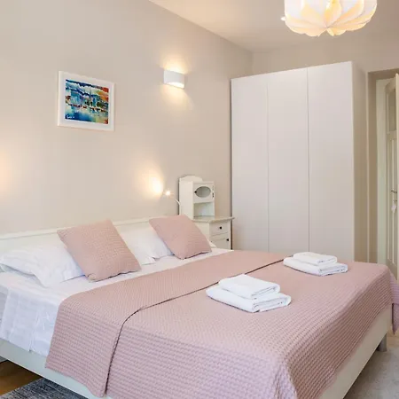 Deluxe Апартаменты *